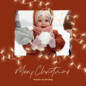 Moderne rode kerstkaart met kerstlampjes merry christmas