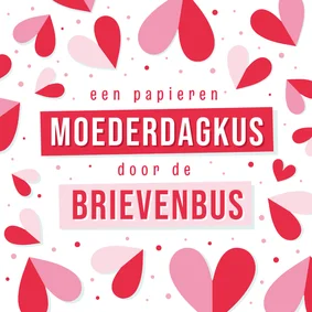 Moederdag kaart papieren kus door brievenbus met hartjes