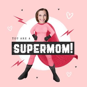 Moederdag kaart supermom super mama held hartjes foto