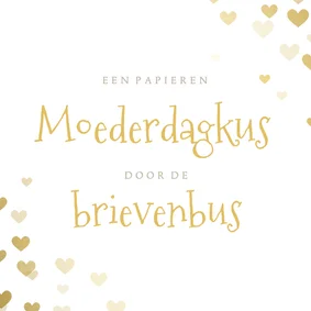 Moederdagkaart kus door de brievenbus met hartjes