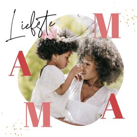 Moederdagkaart liefste mama in grote letters en foto