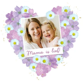 Moederdagkaartje bloemenhartje foto 'Mama is lief'