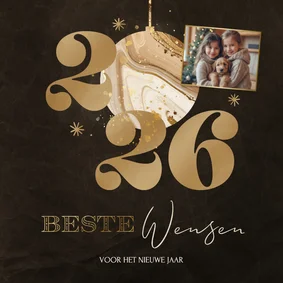 Nieuwjaarskaart met marmer kerstbal 2026