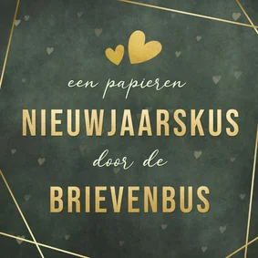 Nieuwjaarskus door de brievenbus nieuwjaarskaart met goud