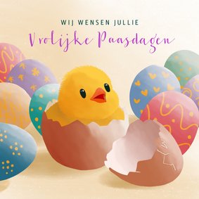 Paaskaart met illustratie van kuikentje tussen de paaseieren