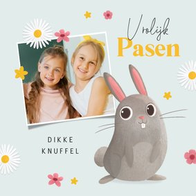 Paaskaart vrolijk konijn paashaas bloemen foto knuffel