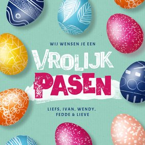 Paaskaart vrolijk pasen beschilderde paaseitjes