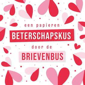 Papieren beterschap kus door de brievenbus - met hartjes