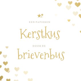 Papieren kerstkus door de brievenbus met hartjes