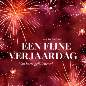 Rode verjaardagskaart met waterverf vuurwerk stijlvol