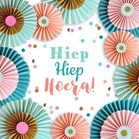 Rozetten en confetti hiep hiep hoera