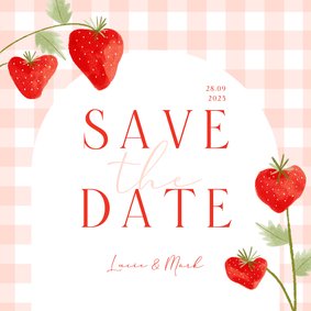 Save the date kaart bruiloft aardbeien roze ruitjes