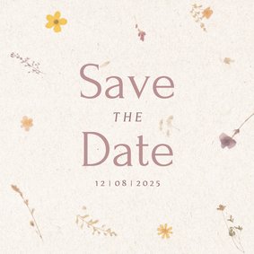 Save the date kaart met geperste bloemen en papier textuur