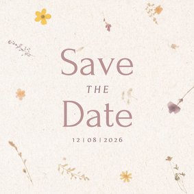 Save the date kaart met geperste bloemen en papier textuur