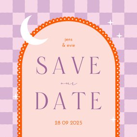 Save the date modern met lila ruitjes oranje boog en maan 