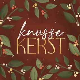 Sfeervolle kerstkaart met takjes besjes en knusse kerst