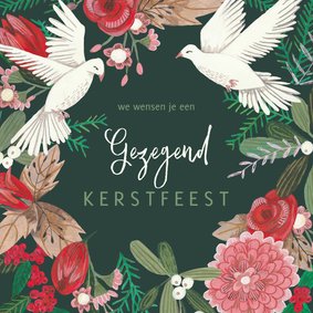 Sfeervolle kerstkaart met witte duiven en kerst groen