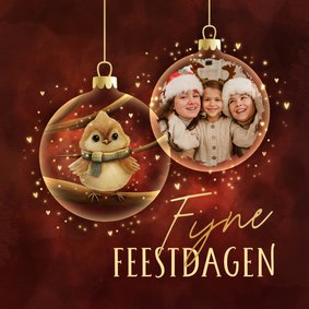 Sprankelende kerstkaart vogel in kerstbal fijne feestdagen