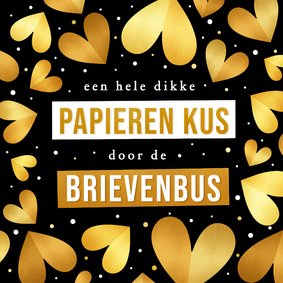 Sterkte kaart kus door de brievenbus met hartjes