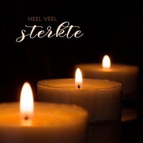 Sterkte kaart met 3 kaarsen op een zwarte achtergrond