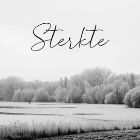 Sterktekaart met winterse natuurfoto zwart wit bevoren meer