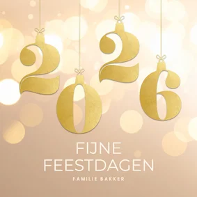 Stijlvol beige kerstkaartje 2026 goud met bokeh