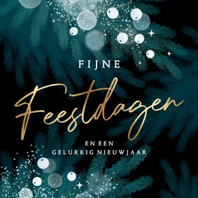 Stijlvol kerstkaartje met sjieke blauwe dennentakken