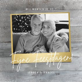 Stijlvolle houtlook kerstkaart met foto in gouden rand