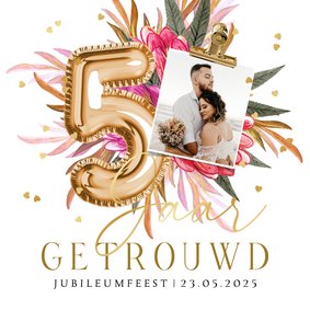 Stijlvolle jubileumkaart 5 jaar getrouwd cijferballon goud