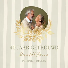 Stijlvolle jubileumkaart met foto en gouden bloemen 
