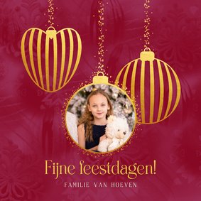 Stijlvolle kerstkaart rood met gouden ballen en eigen foto 