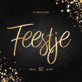 Stijlvolle uitnodiging feestje goud met spetters krijtbord