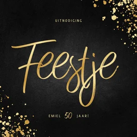 Stijlvolle uitnodiging feestje goud met spetters krijtbord