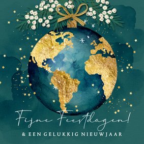 Stijvolle kerstkaart wereldbol kerstbal goud sterren