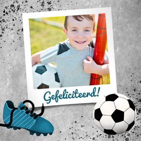 Stoere felicitatiekaart met beton en voetbal voor een jongen