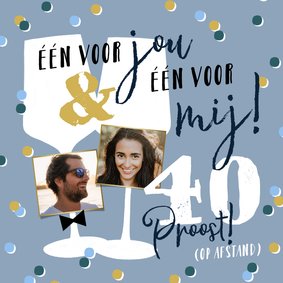 Toffe kaart met wijnglazen, confetti en foto's