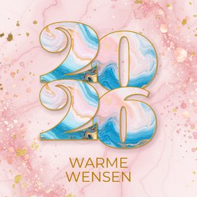 Trendy kerstkaartje roze verf met marmeren jaartal