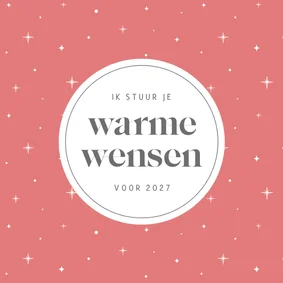 Trendy rode kerstkaart met cirkel en witte sterren