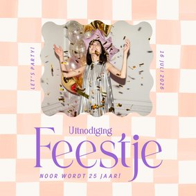 Trendy uitnodiging met oranje blokjes en foto feestje