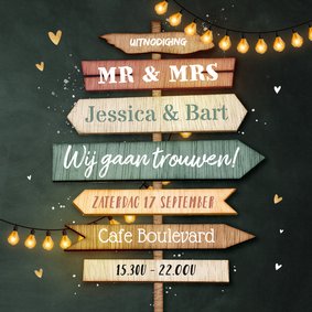 Trouwkaart festival wegwijzers hout liefde hartjes krijtbord