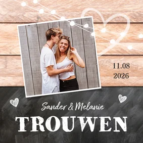 Trouwkaart hip hout krijtbord foto lampjes
