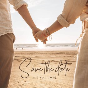 Trouwkaart save the date foto strand hand in hand