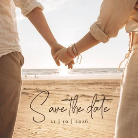 Trouwkaart save the date foto strand hand in hand