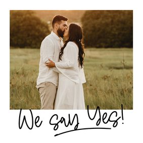 Trouwkaart vierkant handgeschreven we say yes met foto kader