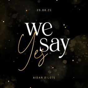 Trouwkaart we say yes zwart en goud met hartjes en waterverf