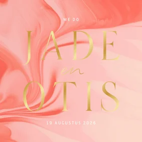 Trouwkaartje uitnodiging satijn roze met grote namen goud