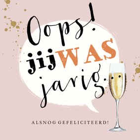 Typografische kaart met spreekwolk en champagneglas