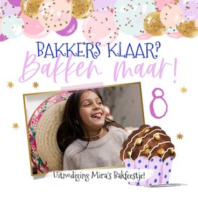 Uitnodiging bakfeestje ballonnenslinger muffin foto