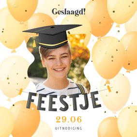 Uitnodiging feestje geslaagd eigen foto met afstudeerhoedje