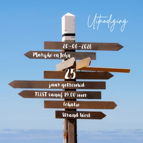 Uitnodiging Houten Wegwijzer blauwe lucht
